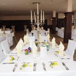 Art de la table mariage avec table blanche élégante et décoration raffinée