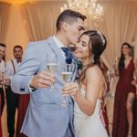Mariage : Les mariés portent un toast festif pour lancer les animations de la soirée